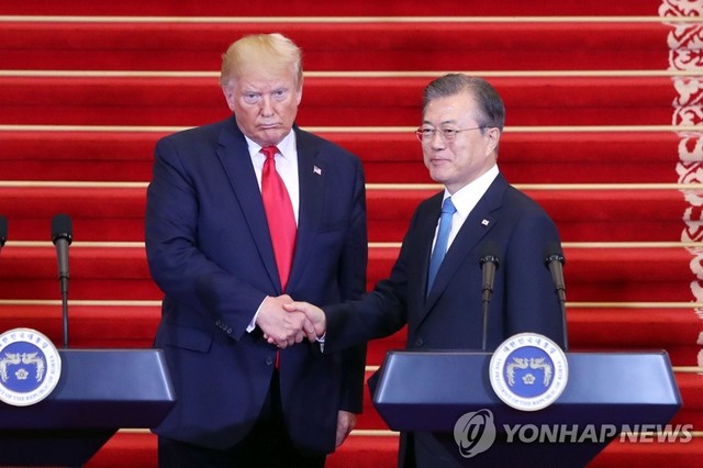 ▲ 문재인 대통령과 도널드 트럼프 미국 대통령이 30일 오후 청와대에서 공동기자회견 후 악수를 하고 있다. ⓒ연합뉴스