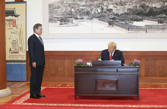 ▲ 지난 29일 한국을 찾은 도널드 트럼프 미국 대통령이 청와대 방명록을 적는 모습. ⓒ청와대 제공.