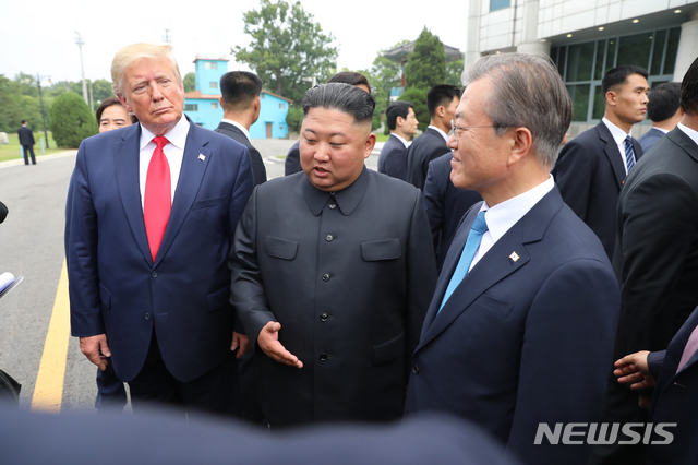 ▲ 문재인 대통령이 30일 판문점 자유의 집 앞에서 김정은 북한 국무위원장, 도널드 트럼프 미국 대통령과 만나 대화하고 있다.ⓒ뉴시스
