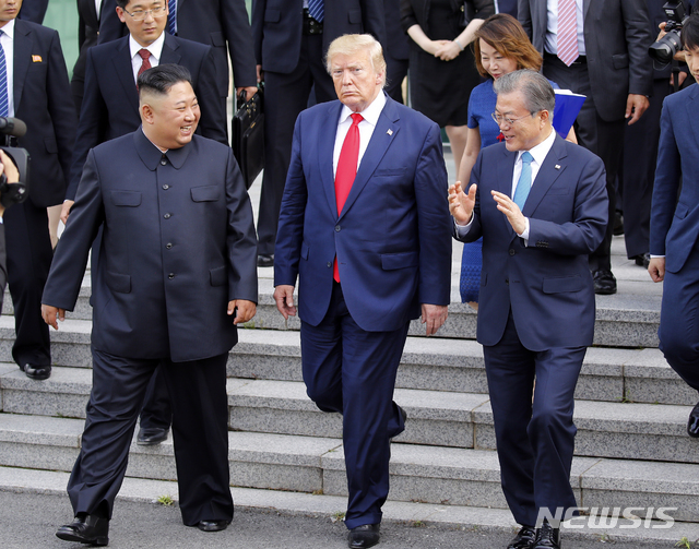 ▲ 김정은 북한 국무위원장과 도날드 트럼프 미국 대통령이 30일 판문점 공동경비구역(JSA) 자유의 집에서 회동을 마치고 나오고 있다. 오른쪽은 문재인 대통령. ⓒ뉴시스