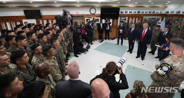 ▲ 도널드 트럼프 미 대통령과 문재인 대통령이 30일 오후 경기 파주시에 있는 군사분계선(MDL) 인근 캠프 보니파스(Camp Bonifas)를 방문했다.ⓒ뉴시스