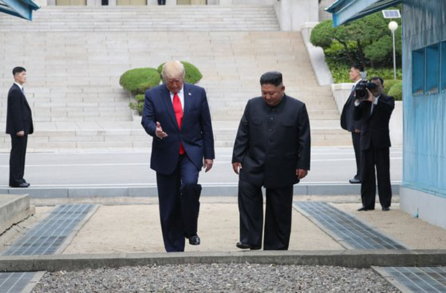 ▲ 30일 판문점에서 만나 군사분계선을 넘어 갔다 오는 도널드 트럼프 미국 대통령과 김정은. ⓒ뉴시스. 무단전재 및 재배포 금지.