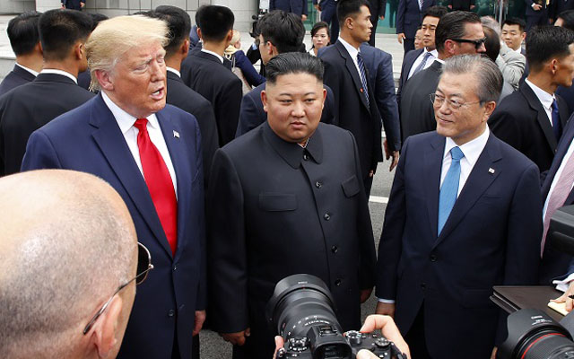 ▲ 한국 측 자유의 집 앞에 선 트럼프 대통령과 김정은, 문재인 대통령. ⓒ뉴시스. 무단전재 및 재배포 금지.