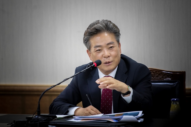 ▲ 김병수 울릉군수의 민선7기출범 1주년 기자간담회 개최 모습.ⓒ울릉군