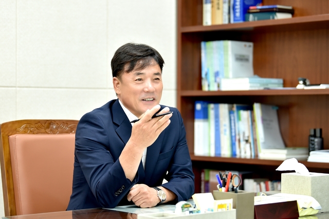 ▲ 민선7기 취임 1주년을 맞아 윤경희 청송군수가 ‘군민이 주인인 1등 청송 만들기’를 제1의 목표로 삼고 달려 왔다며 남은 3년 동안 더욱 지역발전에 매진 할 것이라고 밝혔다.ⓒ청송군