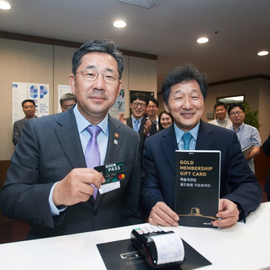 ▲ 1호 골드회원 기프트카드를 구입한 박양우 문화체육관광부 장관(왼쪽)과 유인택 예술의전당 사장.ⓒ예술의전당