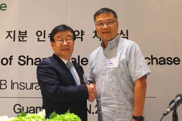 ▲ DB손해보험 김정남 사장(사진 왼쪽)은 CIC 모회사인 탄홀딩스 제리탄 회장과 지난달 26일 괌 소재 하얏트호텔에서 CIC 괌, CIC사이판, CIC파푸아뉴기니 등 총 3개 법인에 대한 지분인수 계약을 체결했다.ⓒDB손해보험