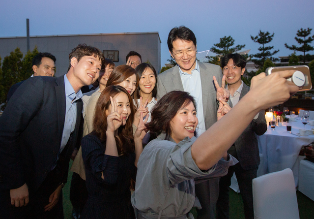 ▲ 조원태 한진그룹 회장은 지난달 IATA 총회를 마치고 직원들과 함께한 저녁자리에서 셀카를 찍고 있다ⓒ대한항공