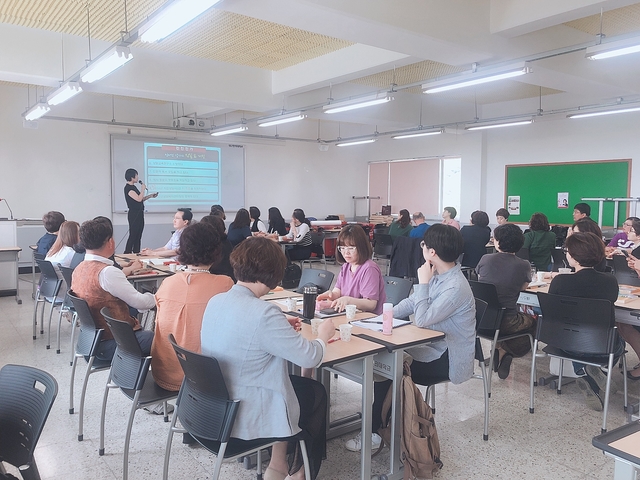 ▲ 여름 방학기간 동안 다학기제 수업을 듣고 있는 성인 학습자들 모습.ⓒ대구한의대