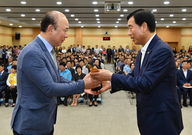 ▲ 최영조 경산시장(오른쪽)이 티에스산업에게 희망기업패를 전달하고 있다.ⓒ경산시