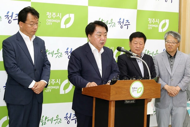 ▲ 한범덕 청주시장이 1일 브리핑룸에서 민선 7기 1주년 기념 기자회견을 통해 향후 추진할 사업 내용에 대해 설명하고 있다.ⓒ청주시