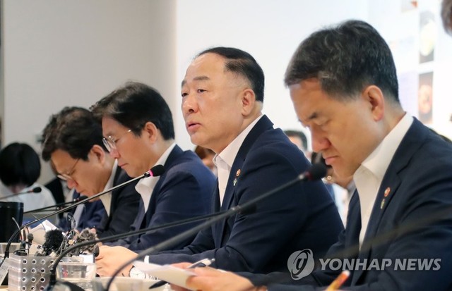 ▲ 일본의 반도체 수출 반격에 놀란 정부가 비공개 장관 회의를 뜻하는 녹실(綠室)회의까지 부활시키고 대응책 마련에 골몰하고 있다. 사진은 홍 부총리가 지난달 26일 오전 서울 중구 한국관광공사 서울센터에서 열린 제18차 경제활력대책회의에서 발언하는 모습. ⓒ연합뉴스