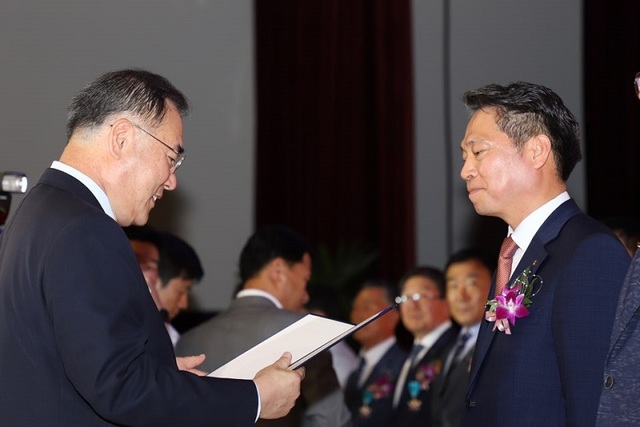 ▲ 이개호 농림축산식품부장관이 조소행 농협중앙회 충남지역본부장에게 농업‧농촌발전 유공 대통령표창을 전수하고 있다.ⓒ농협 충남본부