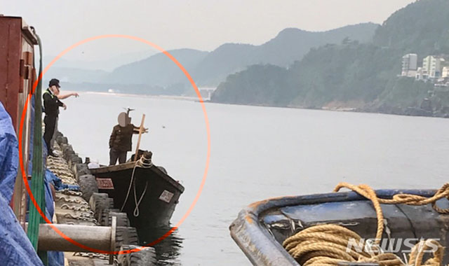 ▲ 지난 15일 새벽 삼척항에 '입항 귀순'한 북한 목선을 조사하는 해양경찰. ⓒ뉴시스. 무단전재 및 재배포 금지.