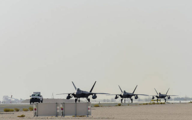 ▲ 카타르 알 우데이드 공군기지에 도착한 美공군 F-22 랩터 스텔스 전투기. ⓒ미공군 공개사진.