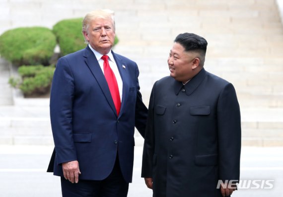 ▲ 트럼프 미국 대통령이 30일 판문점 공동경비구역(JSA) 군사분계선에서 북한 김정은과 만나는 모습.ⓒ뉴시스