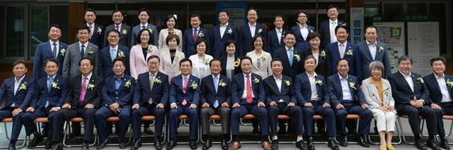 ▲ 청주시의회가 1일 본회의장에서 한범덕 청주시장을 비롯한 공무원, 의정회원, 각급 기관단체장, 언론사 관계자 등 150여 명이 참석한 가운데 개원 1주년 기념식을 가졌다.ⓒ청주시의회