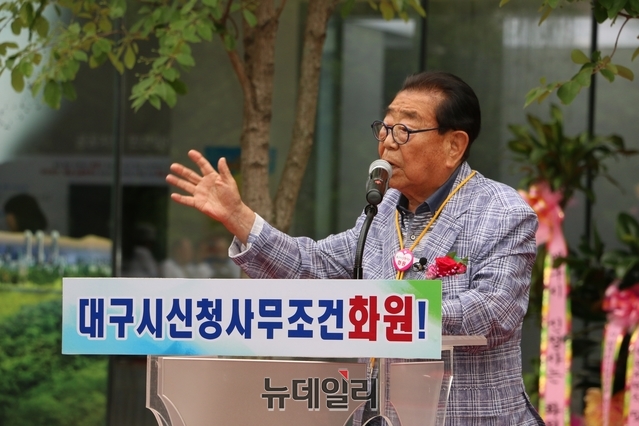 ▲ 송해 선생은 “달성군은 인구 27만명이 넘어갈 정도로 비약적인 발전에 모두 놀라고 이곳이 바로 명지(名地)로 이보다 더나은 명소가 어디있겠느냐”며 ‘대구시 신청사 화원’ 구호 3창을 외치며 힘을 실었다.ⓒ뉴데일리