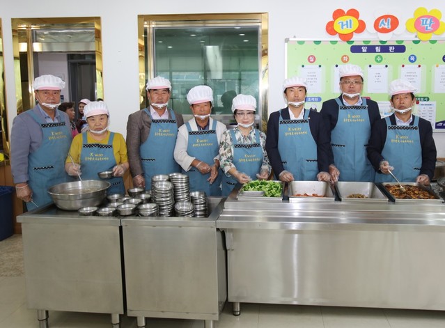 ▲ 단양군의회 의원들이 1일 개원 1주년을 맞아 충주댐효나눔복지센터에서 급식봉사를 마치고 기념촬영을 하고 있다.ⓒ단양군의회