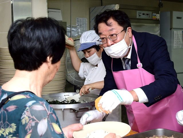 ▲ 지난 1일 이상천 제천시장이 취임 1주년을 맞아 제천종합사회복지관에서 어르신에게 점심을 배식하며 이야기를 나누고 있다.ⓒ제천시