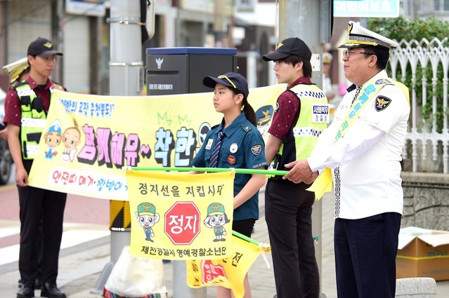 ▲ 지난 1일 이상천 시장(오른쪽)이 취임 1주년을 맞아 의림초등학교 앞에서 명예경찰소년단, 학부모들과 교통봉사를 펼치고 있다.ⓒ제천시