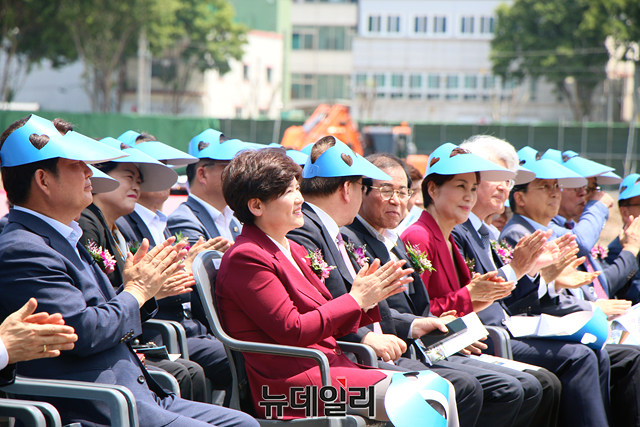 ▲ 강은희 교육감이 내빈들의 인사말을 듣고 있다.ⓒ뉴데일리