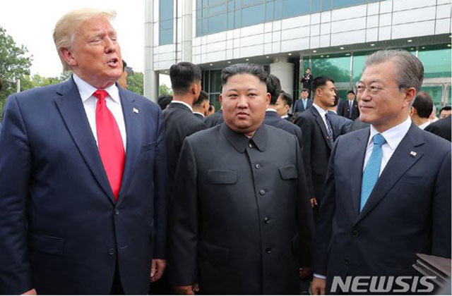 ▲ 북한 선전매체들은 지난 1일 판문점 남북미 정상 간의 만남을 대대적으로 선전했다. ⓒ뉴시스. 무단전재 및 재배포 금지.