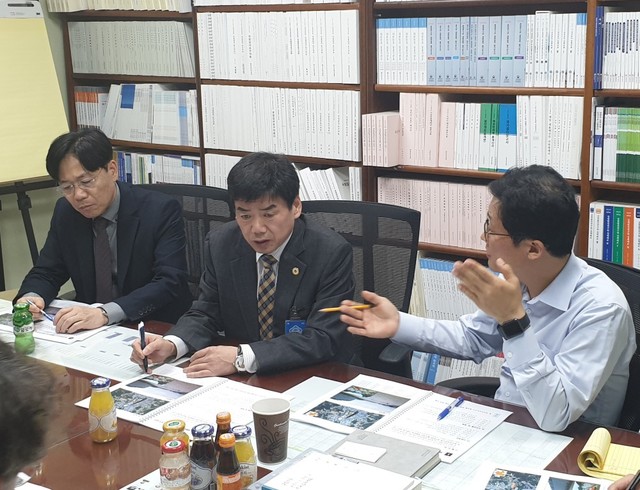 ▲ 김광수 부시장(가운데)이 지난 4월 심기준 의원실을 방문해 지역 현안사업과 국비반영 필요성과 당위성을 설명하고 있다.ⓒ원주시