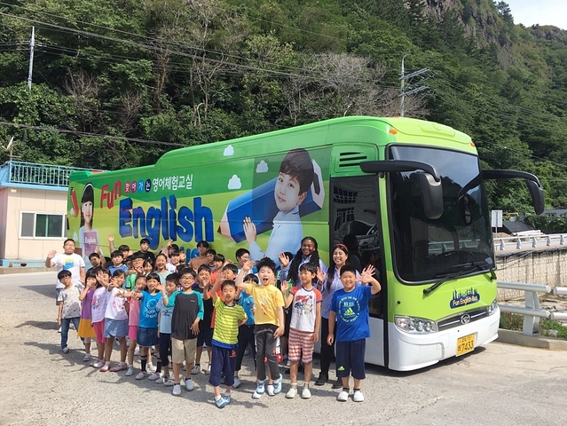 ▲ 대구경북영어마을 펀잉글리시버스가 지난달 26일부터 3일간 울릉도를 찾았다.(사진은 울릉 남양초 3~6학년생들이 영어체험교실에 참여한 후 원어민 강사와 함께 기념촬영에 나선 모습)ⓒ영진전문대