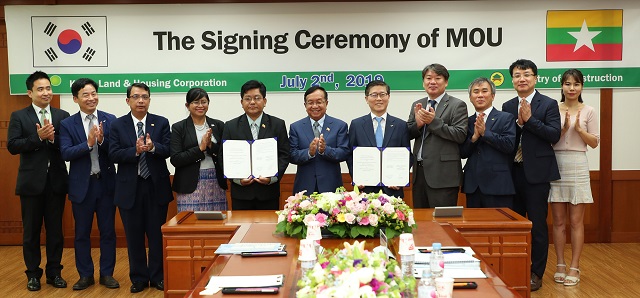 ▲ 2일 LH 경기지역본부에서 개최된 '주택‧도시분야 협력을 위한 업무협약'에 참석한 변창흠 LH 사장(사진 오른쪽 다섯 번째), 우 한 쪼(U Han Zaw) 미얀마 건설부장관(오른쪽 여섯 번째), 우 민테인(U Min Htein) 미얀마 도시주택본부장(오른쪽 일곱 번째) 등 관계자들이 행사를 마치고 기념사진을 촬영하고 있다.ⓒLH