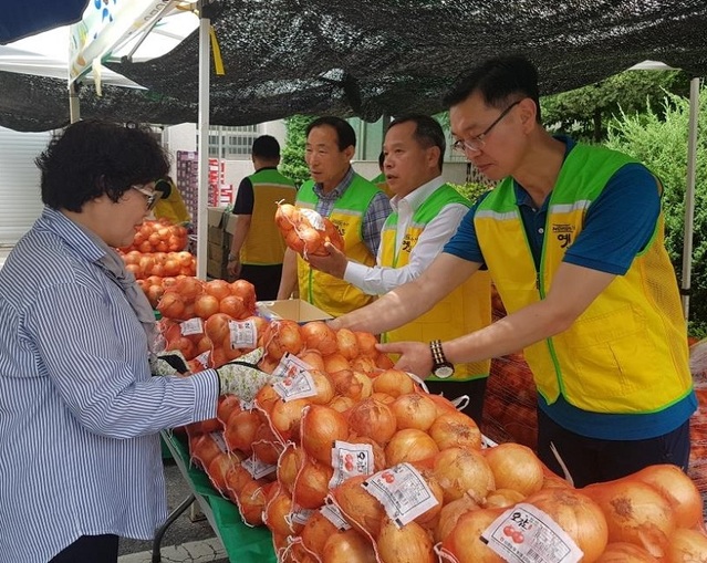 ▲ 농협 논산시지부(지부장 최명로)에서 양파 소비촉진행사를 진행하고 있다.ⓒ충남농협본부