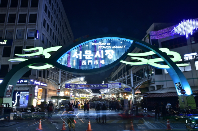 ▲ 대구시가 오는 8월 개장 예정인 칠성시장 야시장 판매대 운영자를 모집한다.(사진은 서문시장 야시장 모습)ⓒ대구시