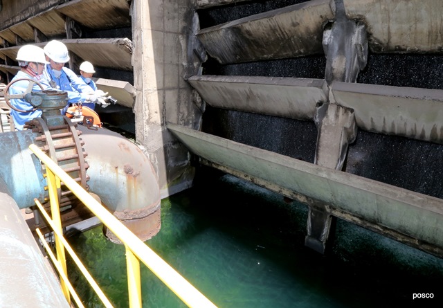 ▲ 포항제철소 스테인리스 3제강공장 직원들이 혹서기를 대비해 냉각수를 공급하는 냉각타워를 점검하고 있다.ⓒ포스코