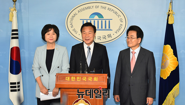 ▲ 정동영 민주평화당 대표, 손학규 바른미래당 대표, 이정미 정의당 대표가 2일 국회 정론관에서 선거제도 개혁과 패스트트랙 법안 처리 완수를 촉구하는 야3당 대표 긴급 기자회견을 하고 있다. ⓒ이종현 기자