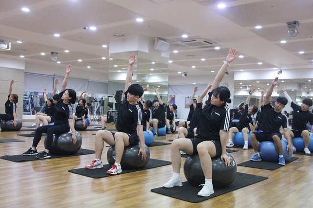 ▲ 레저스포츠과 학생들이 휘트니스센터에서 체력 단련 중인 모습.ⓒ대구과학대
