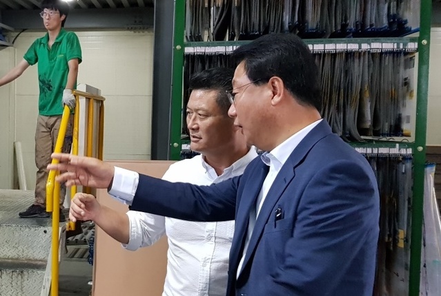 ▲ 김항섭 청주부시장이 2일 (주)에스아이피를 방문해 회사 관계자로부터 설명을 듣고 있다.ⓒ청주시