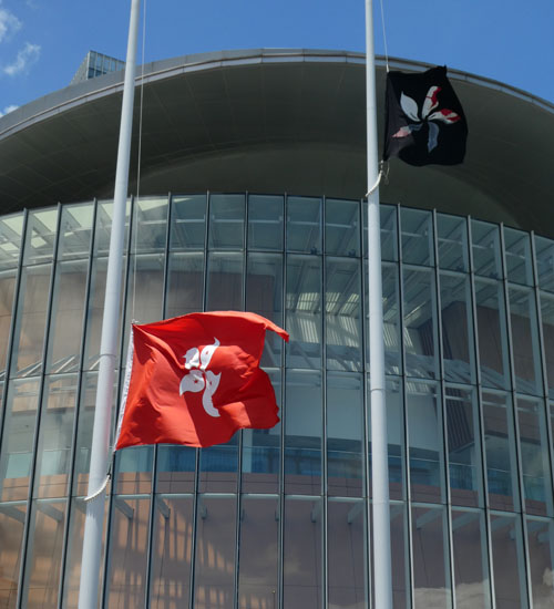 ▲ 입법회 앞마당에 중국 오성홍기 대신 내걸린 홍콩흑기(黑旗)ⓒ허동혁