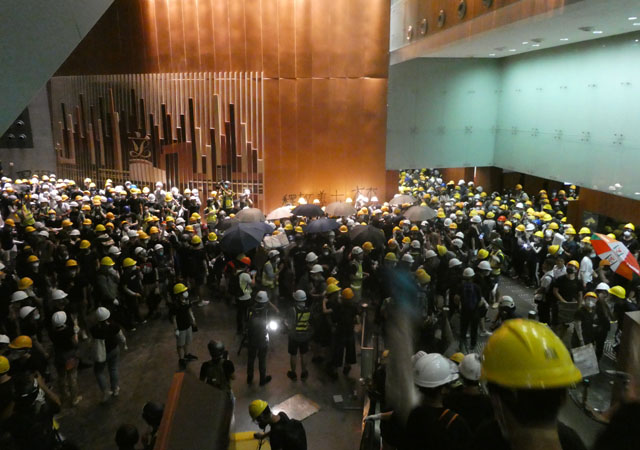 ▲ 입법회를 점거한 시위대ⓒ허동혁
