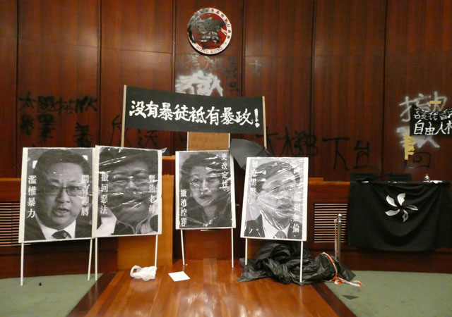 ▲ 시위대가 점거한 입법회 본회의실 의장석. 왼쪽 두번째 사진 인물이 캐리 람 행정장ⓒ허동혁