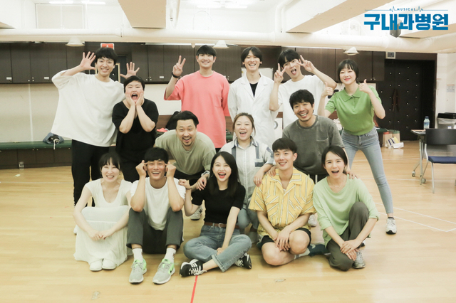 ▲ 뮤지컬 '구내과병원' 배우 단체사진.ⓒ창작하는공간