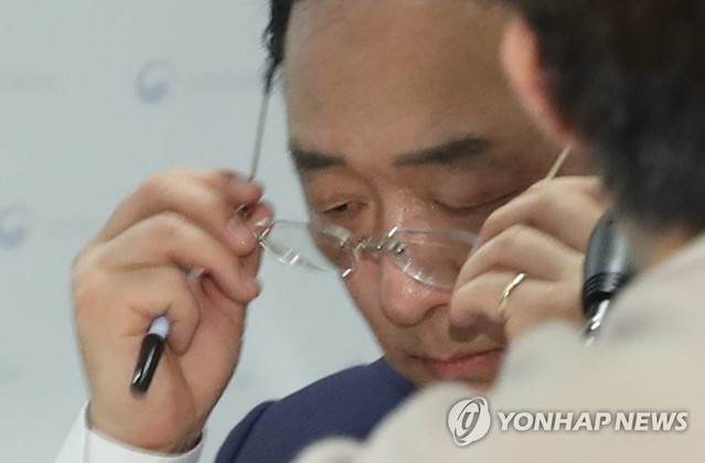 ▲ 홍남기 경제부총리 겸 기획재정부 장관이 3일 오전 서울 여의도 한국수출입은행에서 2019 하반기 경제정책방향 관계부처 합동 브리핑에서 안경을 고쳐쓰고 있다.ⓒ연합뉴스