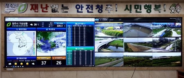 ▲ 청주시가 3일 완료 보고회를 가진 재난안전상황실 통합관제시스템 멀티스크린.ⓒ청주시