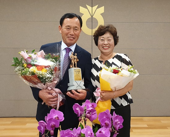 ▲ 새농민상 본상을 수상한 강명기·김음숙 씨 부부.ⓒ충남농협