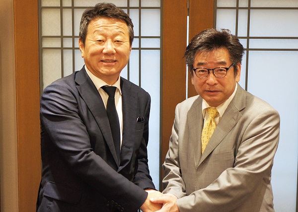 ▲ 지난달 말 금강학교 이사장 선임 직후, 아프로서비스그룹 최윤 회장(왼쪽)과 금강학교 조영길 전 이사장이 악수를 나누고 있다.ⓒOK저축은행