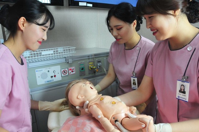 ▲ 세명대 간호학과 학생들이 실습교육을 하고 있는 모습.@세명대