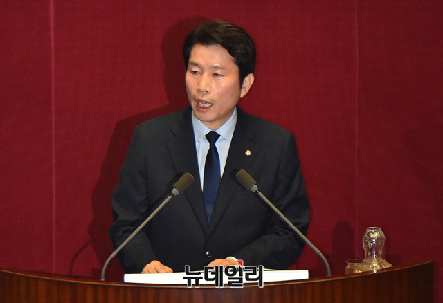 ▲ 이인영 더불어민주당 원내대표가 3일 오전 국회에서 열린 본회의에서 교섭단체 대표연설을 하고 있다. ⓒ이종현 기자