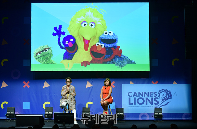 ▲ 브라운 존슨(Brown Johnson) 세서미 워크숍 크리에이티브 디렉터와 셰리 웨스틴(Sherrie Westin) 세서미 워크숍 글로벌 임팩트·자선 의장 ⓒ프랑스 칸 = 정상윤 기자