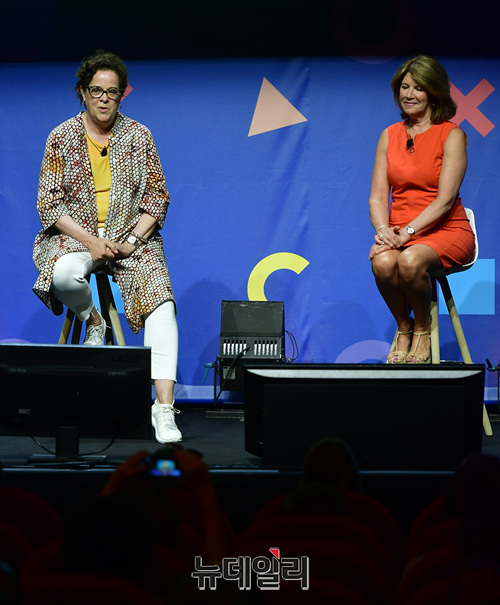 ▲ 브라운 존슨(Brown Johnson) 세서미 워크숍 크리에이티브 디렉터와 셰리 웨스틴(Sherrie Westin) 세서미 워크숍 글로벌 임팩트·자선 의장 ⓒ프랑스 칸 = 정상윤 기자