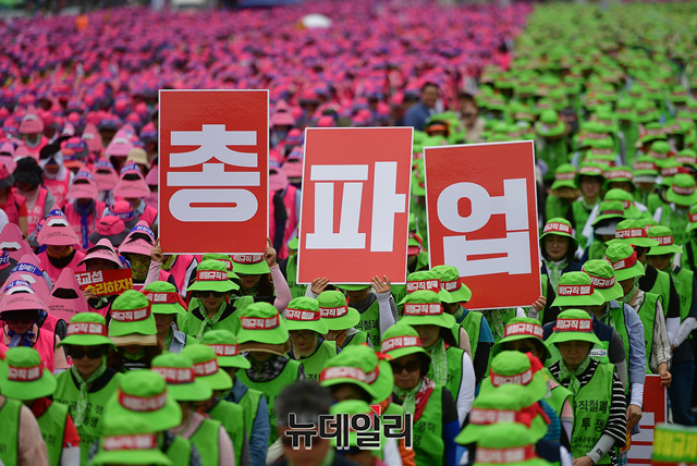 ▲ 7월 3일 서울시 종로구 서울시교육청 앞에서 전국민주노동조합총연맹(민노총) 산하 전국학교비정규직노동조합(학비노조) 소속 조합원 2500여명(경찰 추산 2200명)이 '비정규직 철폐'를 요구하며 시위했다. ⓒ 정상윤 기자