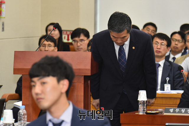 ▲ 정경두 국방부 장관이 3일 오후 국회에서 열린 국방위원회 전체회의에 출석해 현안보고에 앞서 인사를 하고 있다. ⓒ이종현 기자